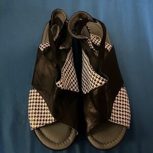 Black and White Houndstooth Sandals with Ankle Strap כפפרגל